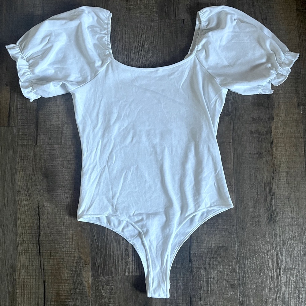 White Puff Sleeve Bodysuit with Scoop Neckline. Women’s size Large